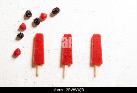 Köstliche Erdbeere Eis am Stiel auf hellen Hintergrund Stockfoto