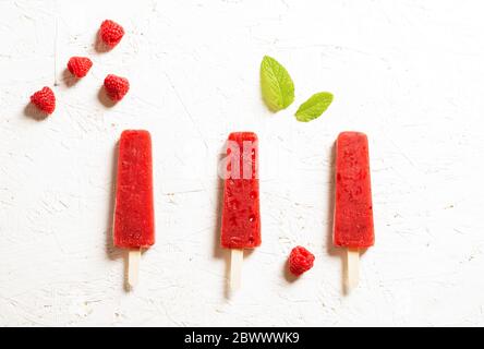 Köstliche Erdbeere Eis am Stiel auf hellen Hintergrund Stockfoto