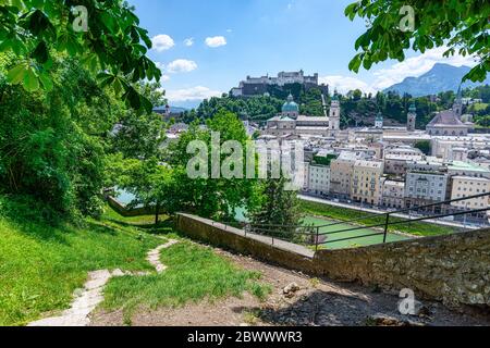 Blick auf die Altstadt von Salzburg mit der Festung Hohensalzburg vom Kapuzinerberg Stockfoto