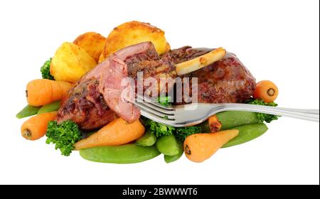 Langsam gekochte, geräucherte Gammon-Schäfte, die mit karamellisierter Ahornsoße und Bratkartoffeln, Karotten, Brokkoli und Zuckererbsen bedeckt sind Stockfoto