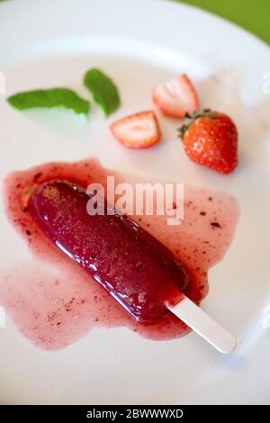 Köstliche Erdbeerpopsicle auf hellem Hintergrund Stockfoto