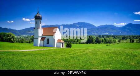 DE - BAYERN: Kirche Johannes des Täufers in Johannisrain, Penzberg (HDR-Bild) Stockfoto