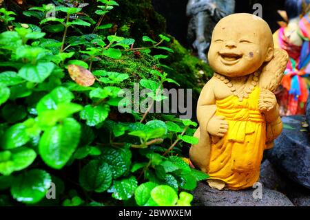 Alte Statue des niedlichen Mönchs im Park gelassen werden. Stockfoto
