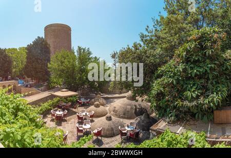 Baku, Aserbaidschan, 2. Juni 2020 Café im Maidens Tower Stockfoto