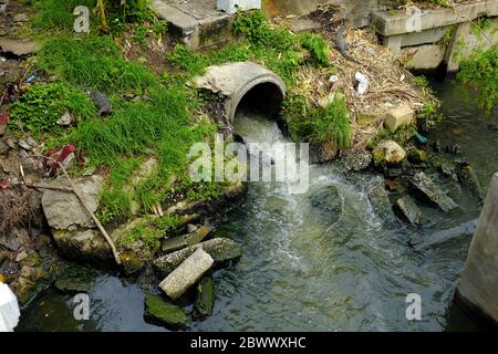 Abwasser fließt von Kanal zu Kanal, Umweltdegradation Konzept. Stockfoto