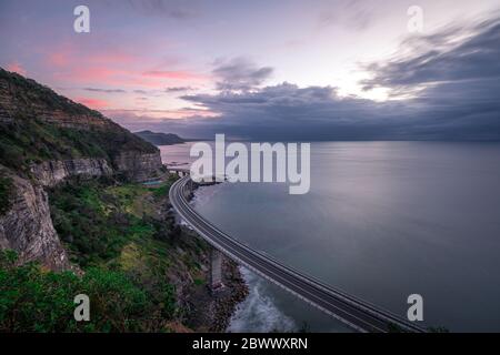 Sea Cliff Bridge auf der Grand Pacific Drive in NSW, Australien, bei Sonnenuntergang. Stockfoto