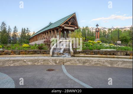 Fußgängerbrücke über den Kicking Horse River in Golden, British Columbia, Kanada Stockfoto