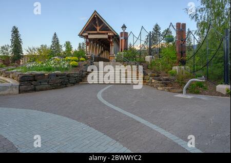 Fußgängerbrücke über den Kicking Horse River in Golden, British Columbia, Kanada Stockfoto