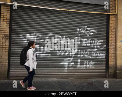 Glasgow, Großbritannien, 3. Juni 2020. Graffiti mit der Aufschrift "We can change the way we want to live" in einem Shuttered Shop im Stadtzentrum von Glasgow, Schottland, am 3. Juni 2020. Foto: Jeremy Sutton-Hibbert/Alamy Live News. Stockfoto