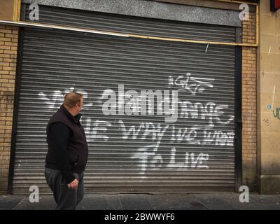 Glasgow, Großbritannien, 3. Juni 2020. Graffiti mit der Aufschrift "We can change the way we want to live" in einem Shuttered Shop im Stadtzentrum von Glasgow, Schottland, am 3. Juni 2020. Foto: Jeremy Sutton-Hibbert/Alamy Live News. Stockfoto