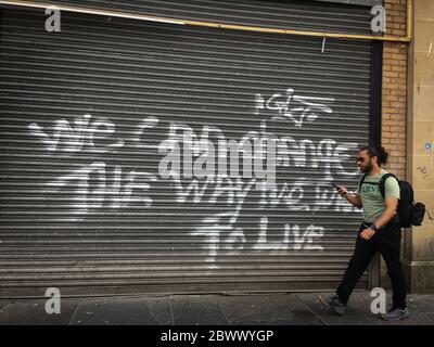 Glasgow, Großbritannien, 3. Juni 2020. Graffiti mit der Aufschrift "We can change the way we want to live" in einem Shuttered Shop im Stadtzentrum von Glasgow, Schottland, am 3. Juni 2020. Foto: Jeremy Sutton-Hibbert/Alamy Live News. Stockfoto