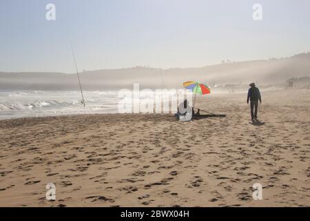 Der Strand der Wildnis und des wilden Indischen Ozeans an der Garden Route, Südafrika, Afrika. Ein Angler am Strand. Stockfoto