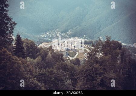 Schöne Berglandschaft Blick auf Krasnaja Polyana Resort, Kaukasus Stockfoto