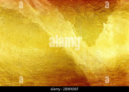 Golden Peeling Farbe auf Beton Wand Textur Hintergrund. Stockfoto