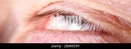 Männliche Wimpern extrem nah-up mit Augen gerollt Stockfoto