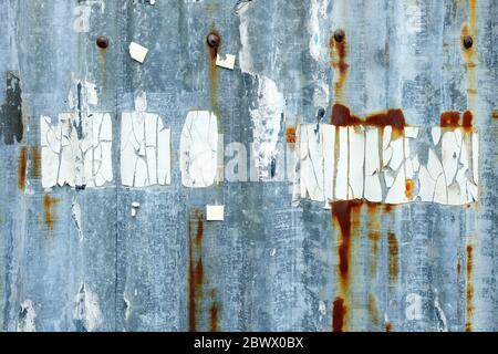 Altes Peeling Poster auf Grunge Zinc Wand Textur Hintergrund. Stockfoto
