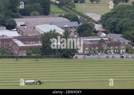 Blick auf das Plumpton College in East Sussex von den South Downs. 03. Juni 2020. Stockfoto