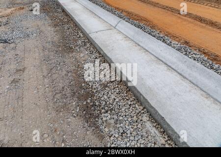 Schmutz, Beton und Schotterstraße Baudetails, extrudierte Bordsteinkante und kreative Kopie Raum, horizontale Aspekt Stockfoto