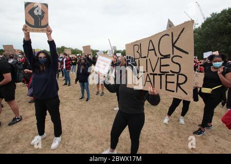 LONDON, Großbritannien - 3. JUNI 2020: Protestierende marschieren durch die Straßen Londons, während sie ihre Unterstützung von Black Lives Matter und George Floyd zeigen. Stockfoto