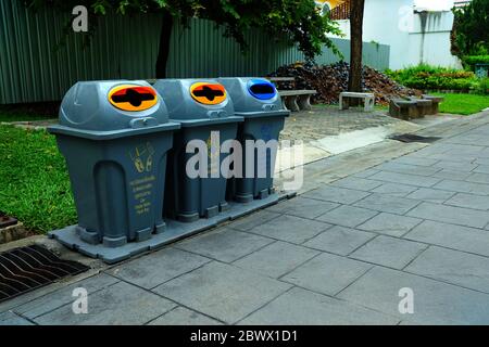 Drei Recycling-Behälter im öffentlichen Park schließen. Stockfoto