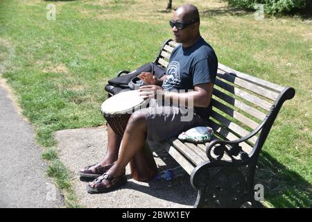 Mann, der im Park unterhielt Stockfoto