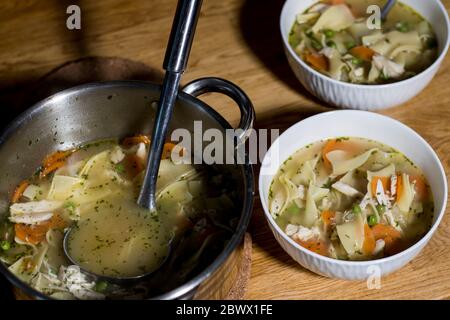 Hausgemachte Hühnernudelsuppe Nahaufnahme von oben. Köstliche heiße gesunde Komfort-Lebensmittel. Hühnchen Nudelsuppe serviert und fertig zum Essen. Stockfoto