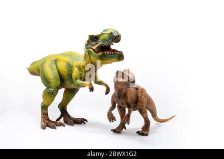 Zwei Dinosaurier, Reptilien aus der Jurazeit oder Kreidezeit. Kinderspielzeug. Abbildung isoliert auf weiß. Stockfoto