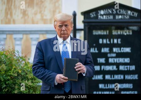 WASHINGTON DC, USA - 01. Juni 2020 - Präsident Donald J. Trump geht am Montagabend, 1. Juni 2020, vom Weißen Haus zur St. John’s Episcopal Church, Stockfoto