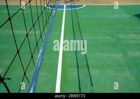 Nahaufnahme Sepak Takraw oder Rattan Ball Netz mit Court Hintergrund. Stockfoto