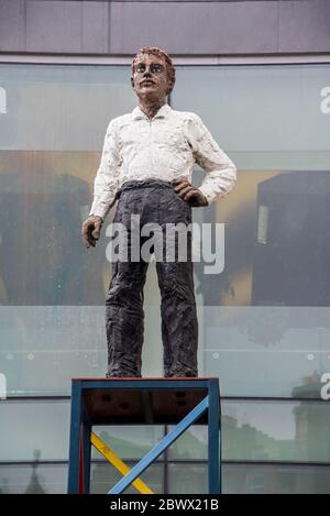 Everyman, Joe Öffentliche Statue von Stephan Balkenhol vor dem Edinburgh Council Headquarters. Stockfoto