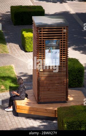 Der Biotech-Filter CityTree vor der Telekom-Zentrale in der Friedrich-Ebert-Allee. Es nutzt Moos, um Schadstoffe aus der Luft, Bonn, Nord zu filtern Stockfoto