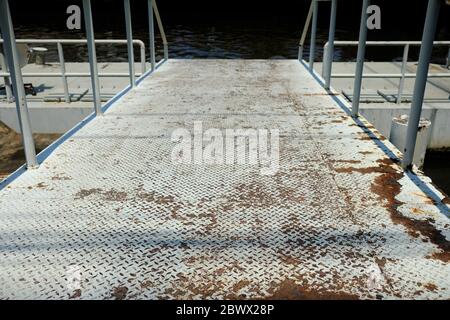 Nahaufnahme des Metal Pathway zum Pier. Stockfoto