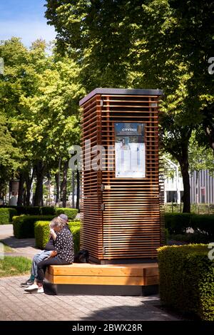 Der Biotech-Filter CityTree vor der Telekom-Zentrale in der Friedrich-Ebert-Allee. Es nutzt Moos, um Schadstoffe aus der Luft, Bonn, Nord zu filtern Stockfoto