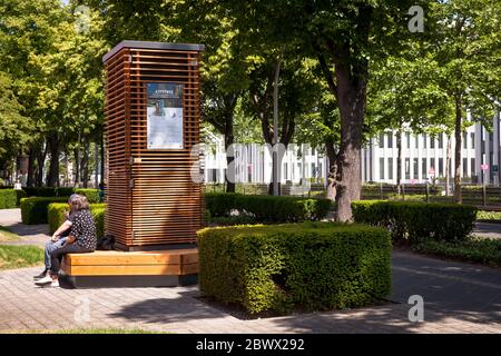 Der Biotech-Filter CityTree vor der Telekom-Zentrale in der Friedrich-Ebert-Allee. Es nutzt Moos, um Schadstoffe aus der Luft, Bonn, Nord zu filtern Stockfoto