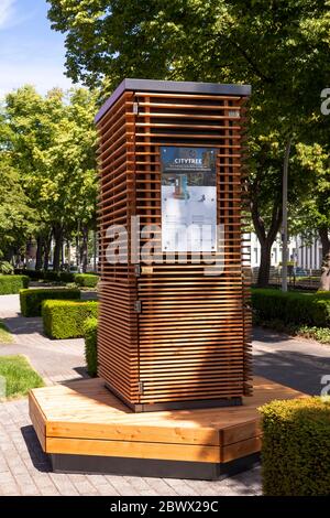 Der Biotech-Filter CityTree vor der Telekom-Zentrale in der Friedrich-Ebert-Allee. Es nutzt Moos, um Schadstoffe aus der Luft, Bonn, Nord zu filtern Stockfoto