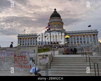 Demonstranten versammeln sich vor dem Gebäude des Utah State Capitol, während der Nationalgarde-Flieger den Zugang während einer Kundgebung über den Tod von George Floyd am 30. Mai 2020 in Salt Lake City, Utah, blockiert. Floyd wurde zu Tode durch die Polizei in Minneapolis, was zu Protesten, die über die Nation fegen, erstickt. Stockfoto