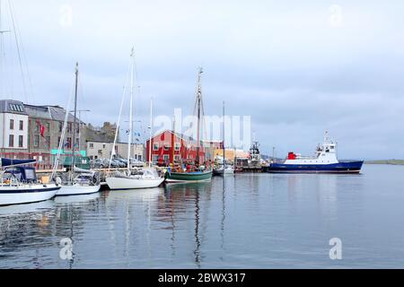 Hafen mit Fischerbooten, Rettungsboot & Gebäuden im Hintergrund, Lerwick, Shetland Islands, Schottland. Stockfoto