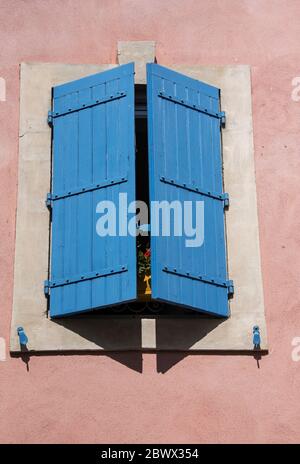 Bunte hölzerne Fensterläden in der mittelalterlichen Stadt Aigues-Mortes Frankreich Stockfoto