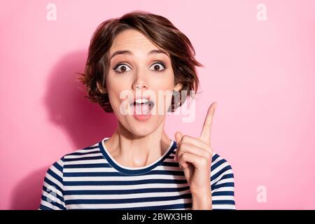 Nahaufnahme Foto von verrückten Dame lustig Gesichtsausdruck offenen Mund erhöhen Finger haben erstaunliche kreative offen Idee zu tragen casual weiß blau T-Shirt isoliert Stockfoto