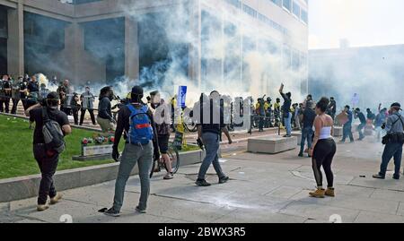 Cleveland Polizei und Demonstranten Zusammenstöße vor dem Justice Center Complex in Cleveland, Ohio, USA während George Floyd Proteste. Stockfoto