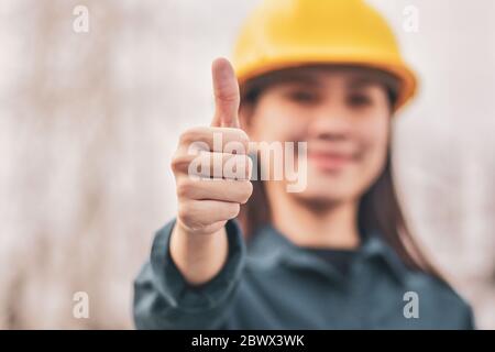 Asiatische Frau Engineering Gelb Helm harten Hut Sicherheit Stockfoto