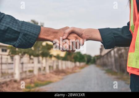 Engineering Hände schütteln am Arbeitsplatz Gebäude Bau Immobilien pro Stockfoto