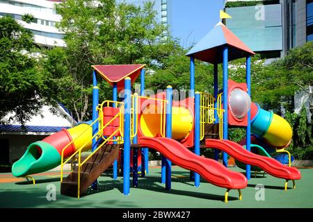Buntes Schiebehaus im Spielplatz. Stockfoto