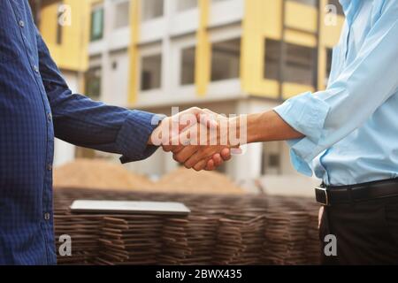 Ingenieurhände schütteln am Arbeitsplatz Gebäude Baugrundstück Projekterfolg, Geschäftsleute schütteln Hand Vereinbarung Investmentgeschäft Stockfoto