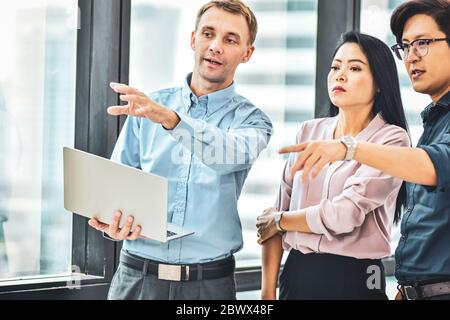 Geschäftsmann-Meeting mit Geschäftsteam-Meeting im Büro Stockfoto