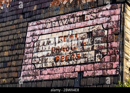 Thwaites Echtzapfbiere Schild. Roman Road, Blackburn. Stockfoto