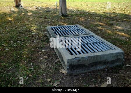 Wasserablauf im Garten. Stockfoto