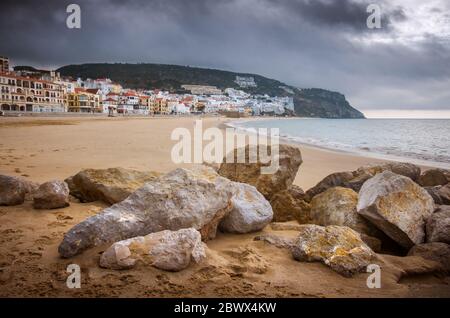 Landschaft von Sesimbra Strand - Portugal - an einem bewölkten Tag Stockfoto