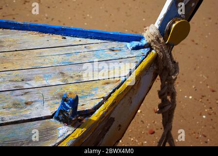 80203409 - Detail des verlassenen Fischerbootes im Strand verankert Stockfoto