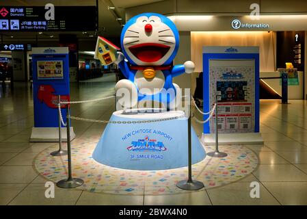 SAPPORO, JAPAN - 09. NOVEMBER 2019: Doraemon Figur vor Doraemon Waku Waku Sky Park in New Chitose Airport, wo ist ein berühmter touristischer Attractio Stockfoto